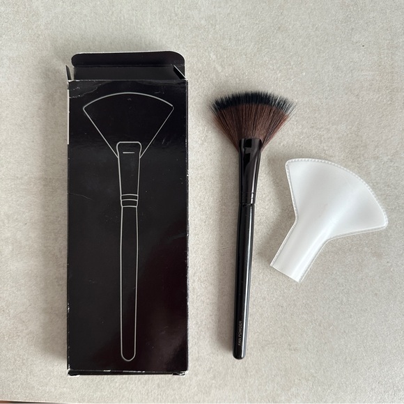 Laura Mercier Fan Powder Brush - Picture 4 of 7